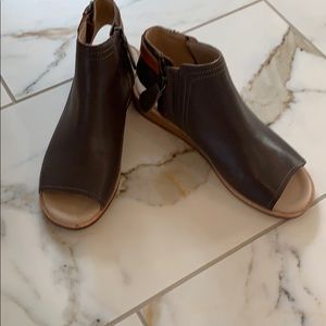 Gee’WaWa Taupe leather sandals NWOT